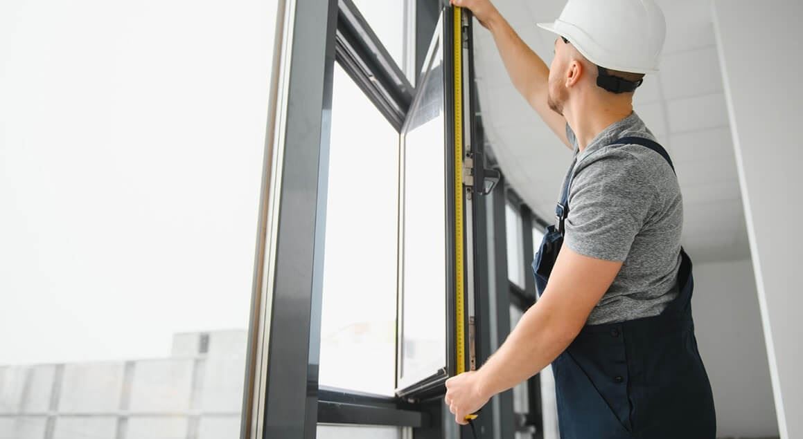 Монтажник проверяет створку