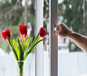 Весеннее проветривание: открытая створка